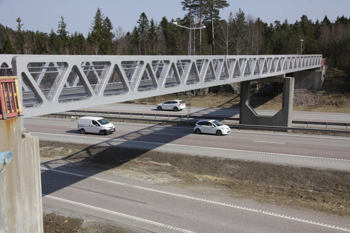 Rostfri Duplex GC-bro, Gång och cykelbro över motorväg